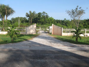 Entrée du cimetière communal de Tonnégrande © Kristen Sarge (2010).